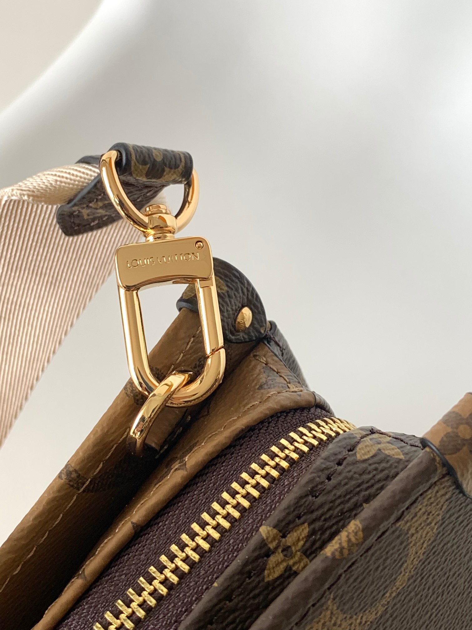 LOUIS VUITTON LV Monogram Canvas Onthego East West Brown Leather - Bag