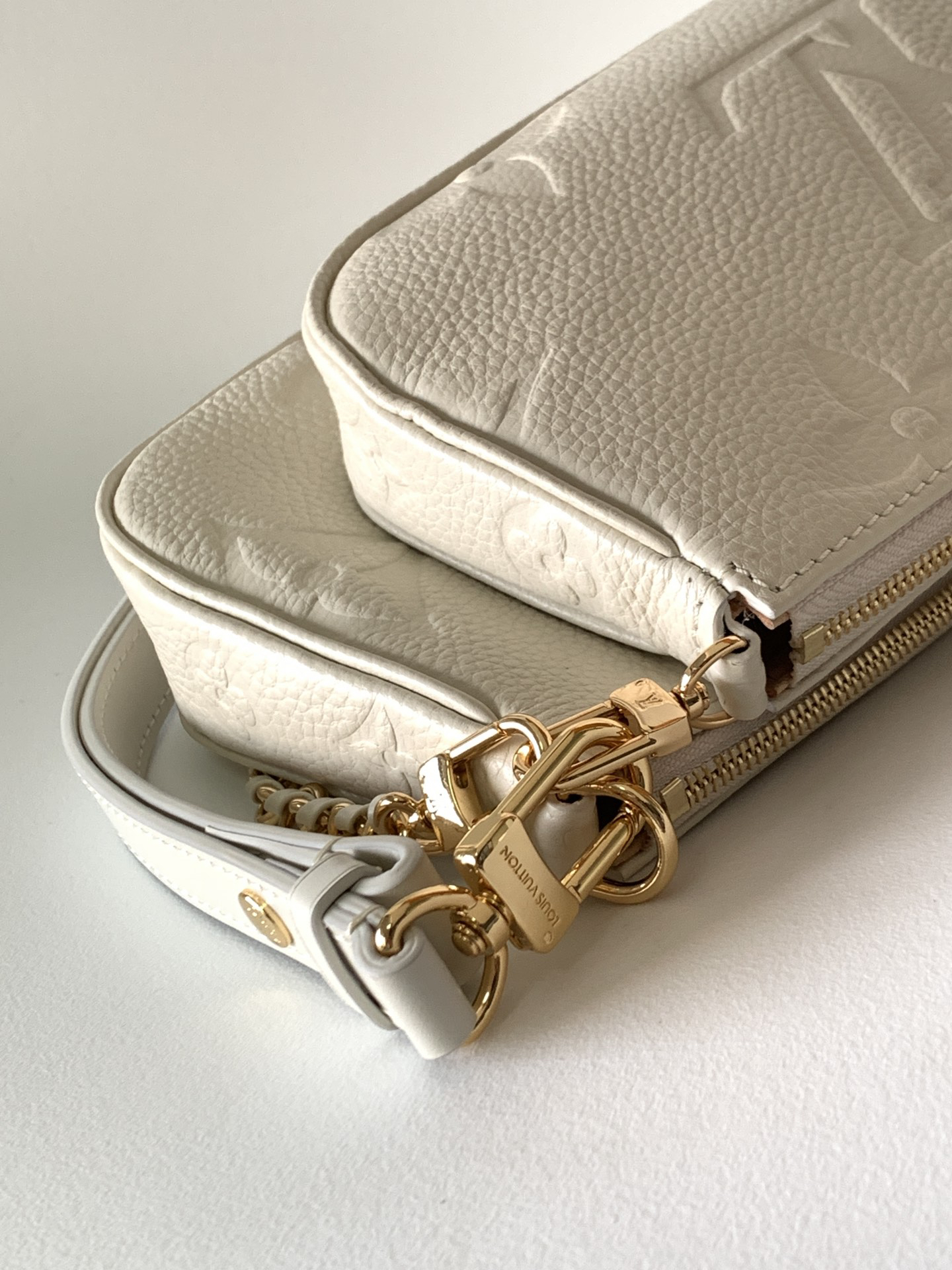 Louis Vuitton Multi Pochette Accessoires Crossbody White Bag