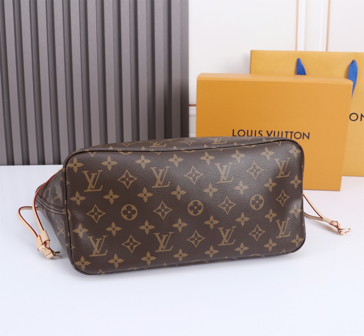 Louis Vuitton Neverfull MM Classic Bag