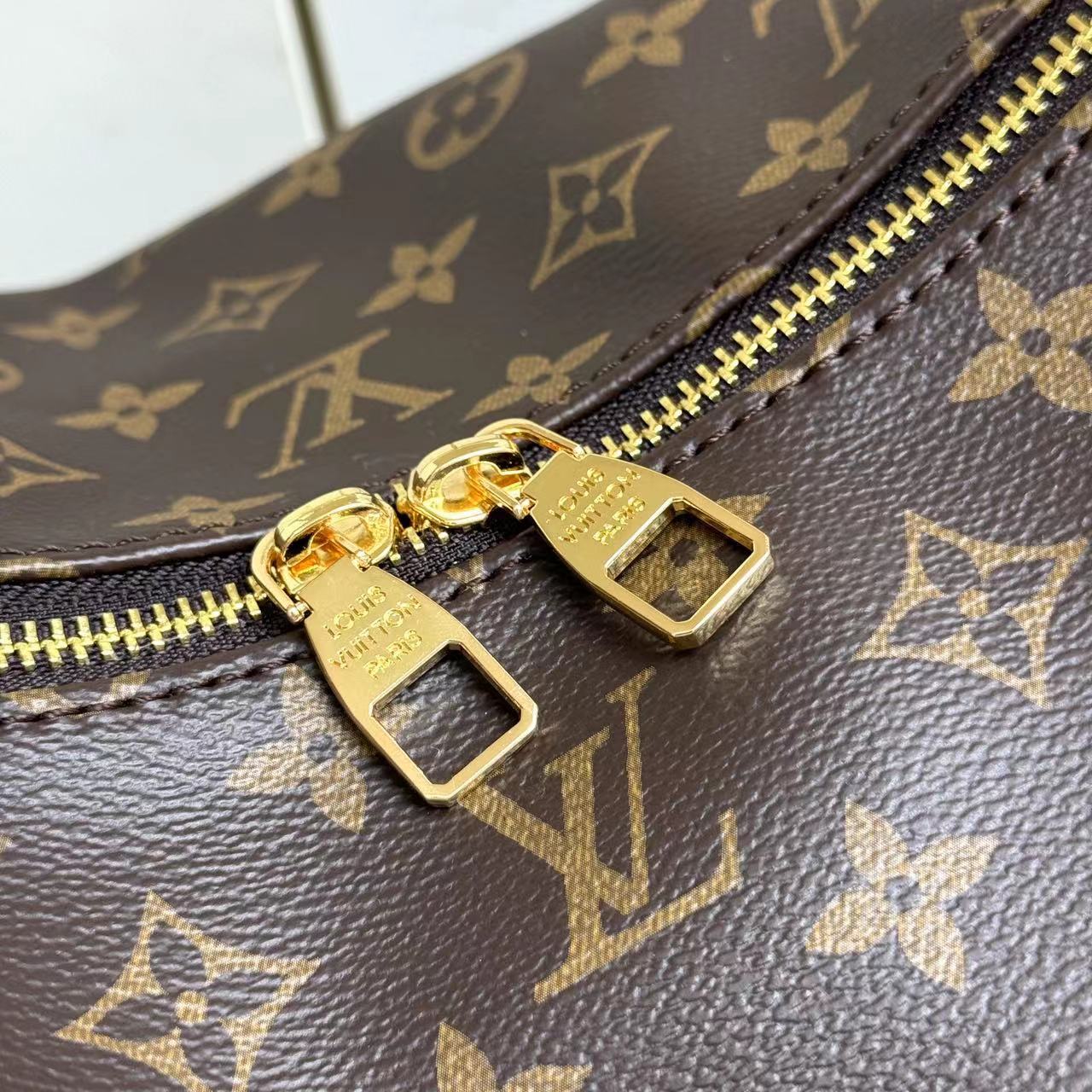 Louis Vuitton LV CarryAll Bag V2 - Bag