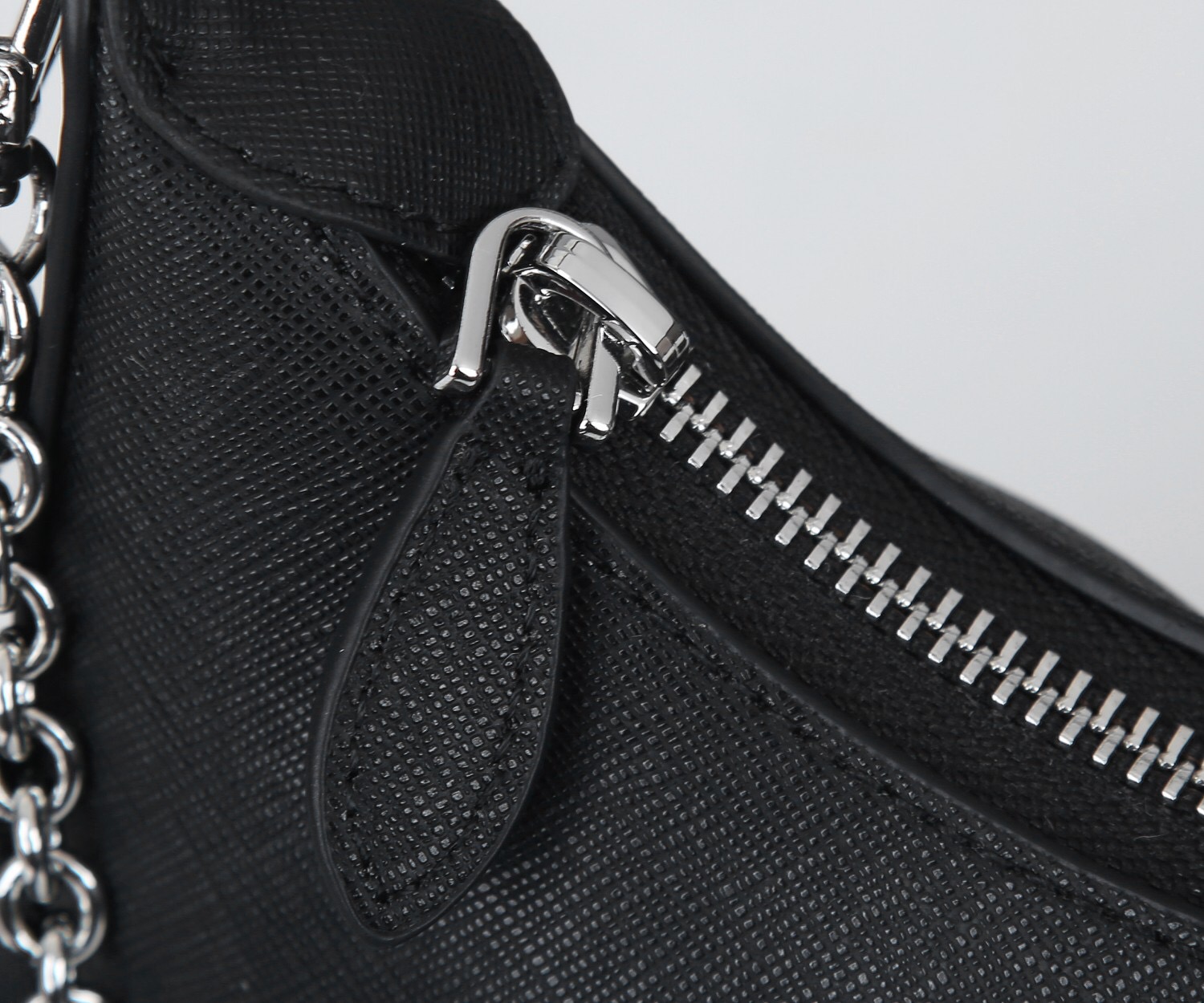 Prada Re-Edition 2005  Saffiano Leather bag