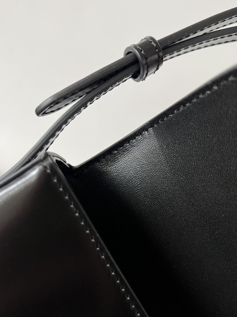 Celine shoulder bag claude in shiny calfskin black - Bag