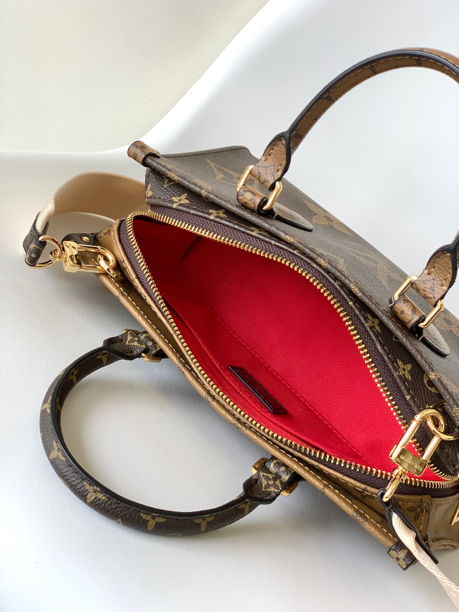 LOUIS VUITTON LV Monogram Canvas Onthego East West Brown Leather - Bag